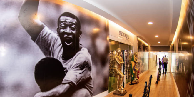 Pelé: Um Ano Após Sua Partida, Seu Legado Permanece Vivo e Emociona Fãs no Memorial