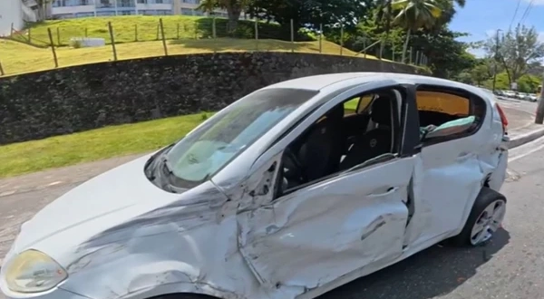 Acidente: carro e ônibus deixa dois feridos no Dique do Tororó